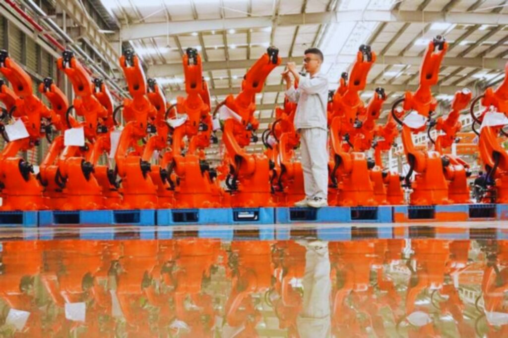 China prepara un giro silencioso en su industria: una nueva generación de fábricas donde los robots toman el control