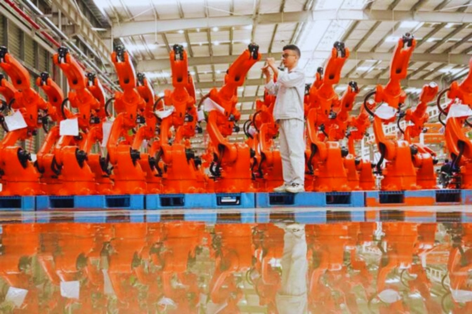 China prepara un giro silencioso en su industria: una nueva generación de fábricas donde los robots toman el control