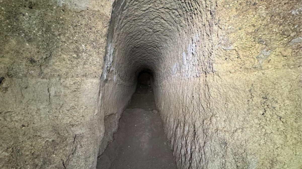 Parecían simples túneles de drenaje bajo una antigua ciudad etrusca, pero los rovers inspirados en la NASA revelaron algo mucho mayor. La red oculta de Veyes escondía pasajes, cisternas y una ingeniería subterránea olvidada durante siglos