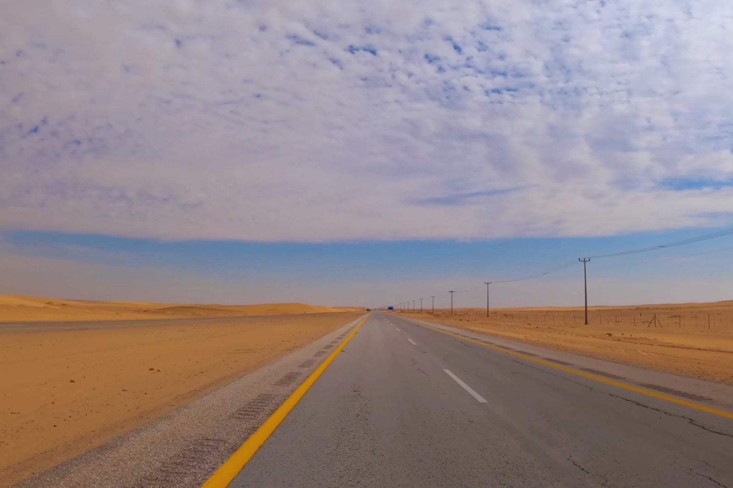 Nadie pensó que una carretera recta pudiera ser peligrosa. Hasta que Arabia Saudí construyó 240 km idénticos que confunden al cerebro humano