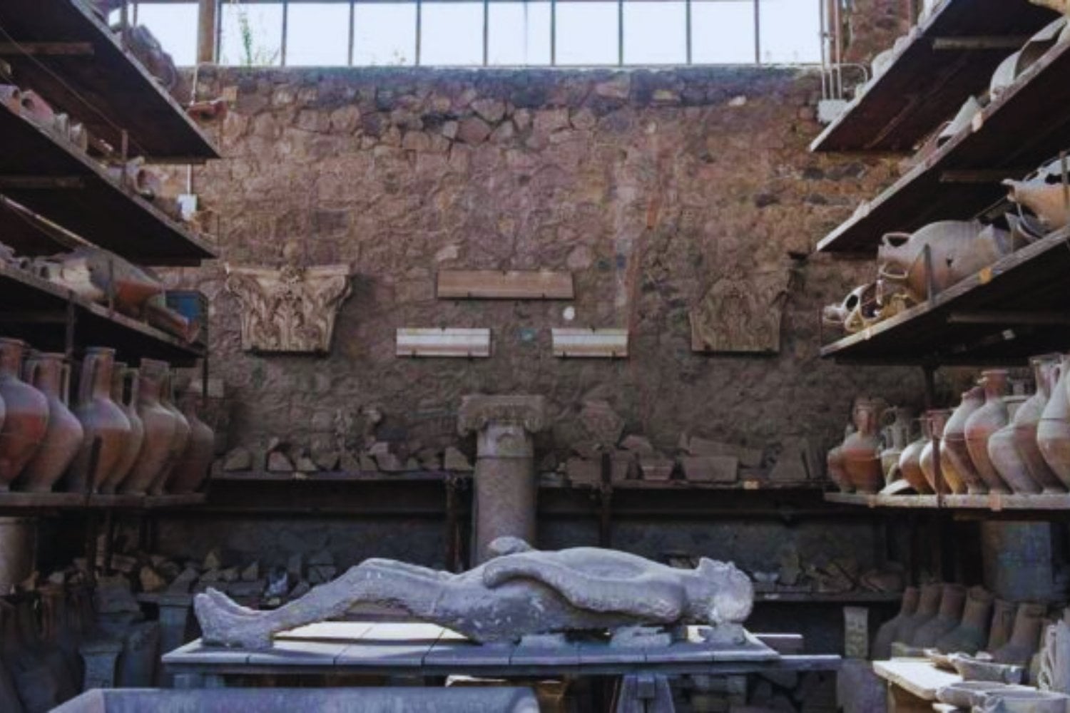 Frutas otoñales, grafitis tardíos y errores medievales confundieron a generaciones. Ahora los expertos devuelven al 24 de agosto del año 79 la erupción que arrasó Pompeya