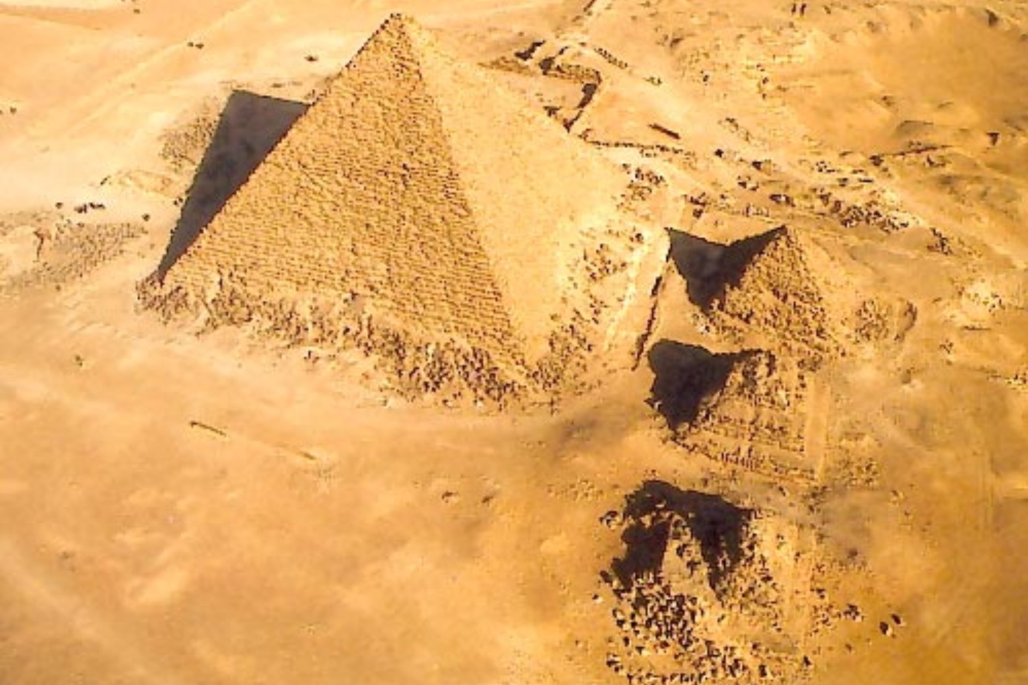 La pirámide menos estudiada de Giza acaba de revelar un secreto inquietante. Nuevos escaneos detectan cavidades alineadas que podrían conducir a una entrada olvidada durante 4.500 años