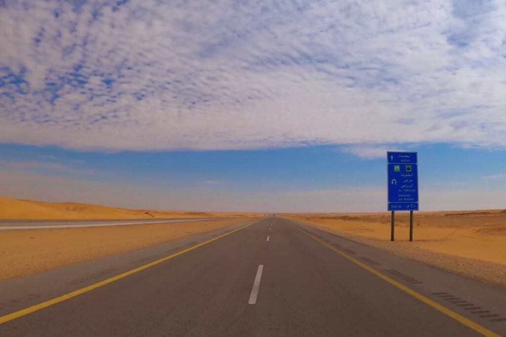 Nadie pensó que una carretera recta pudiera ser peligrosa. Hasta que Arabia Saudí construyó 240 km idénticos que confunden al cerebro humano