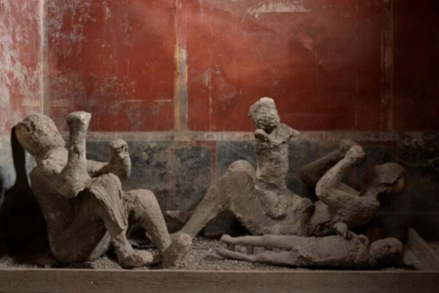 Frutas otoñales, grafitis tardíos y errores medievales confundieron a generaciones. Ahora los expertos devuelven al 24 de agosto del año 79 la erupción que arrasó Pompeya