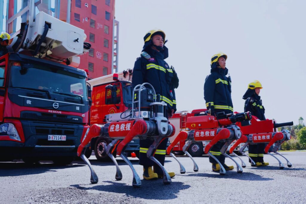 Los robots cuadrúpedos ya apagan incendios en China. Son parte de un plan nacional para poner a trabajar la IA en el mundo real