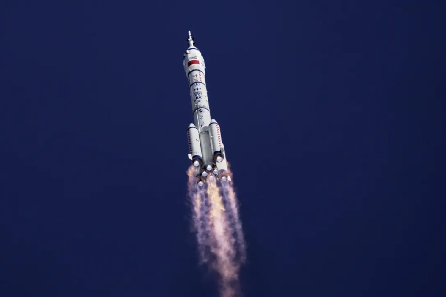 Una grieta en medio del vacío: el inesperado problema que retuvo nueve días a los astronautas chinos en la estación Tiangong
