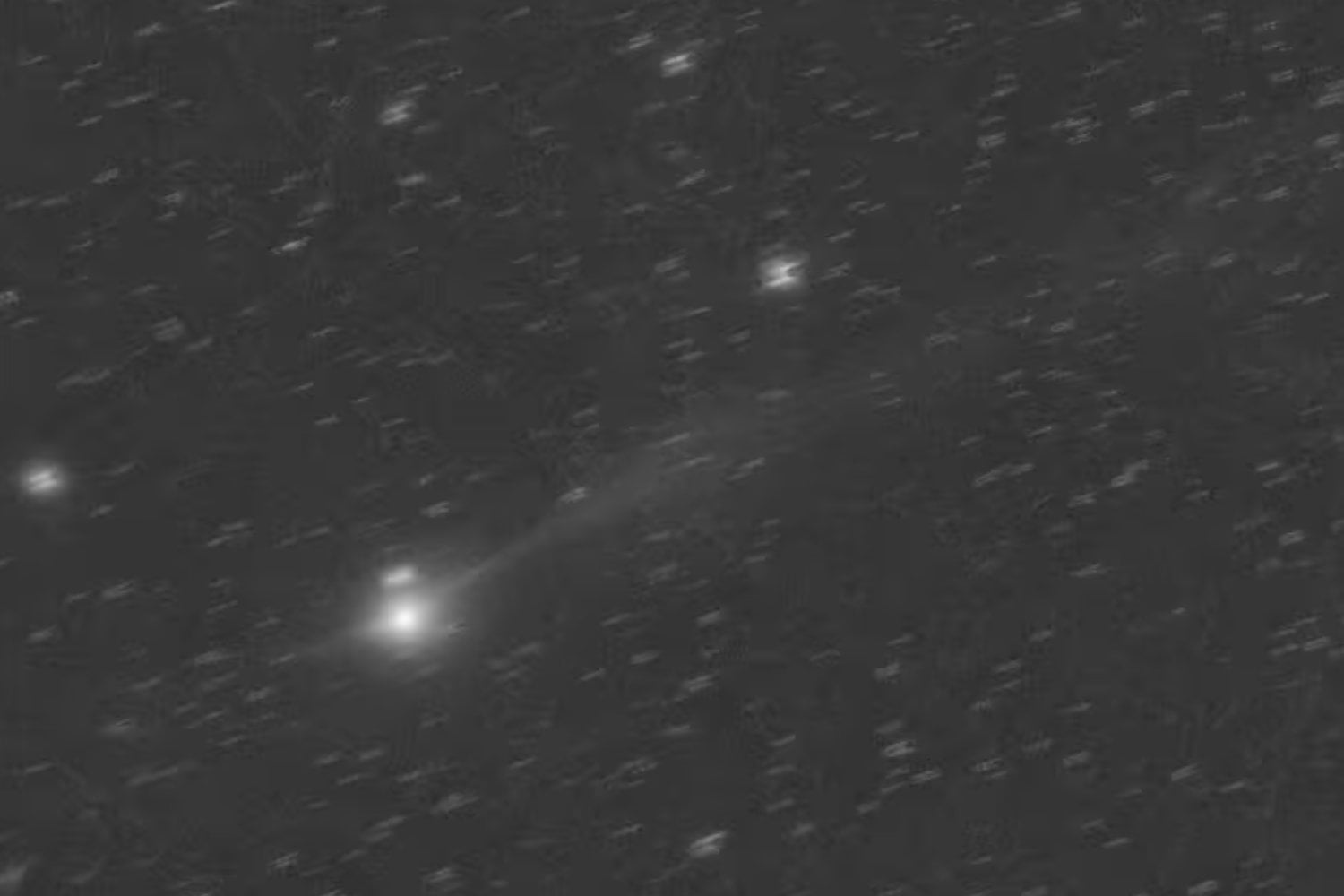 El cometa 3I/ATLAS sorprendió a los astrónomos: un objeto sin cola que, tras el perihelio, desplegó una estela gigante de más de 3 millones de kilómetros
