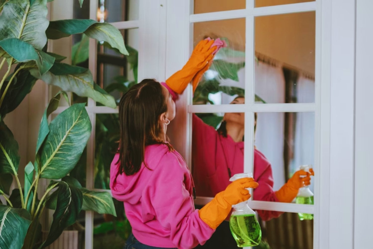 El miedo a recibir visitas no es una manía moderna. Es una reacción psicológica heredada que explica por qué el 40% evita invitar gente. Y tiene todo que ver con cómo el hogar se convirtió en una extensión del yo