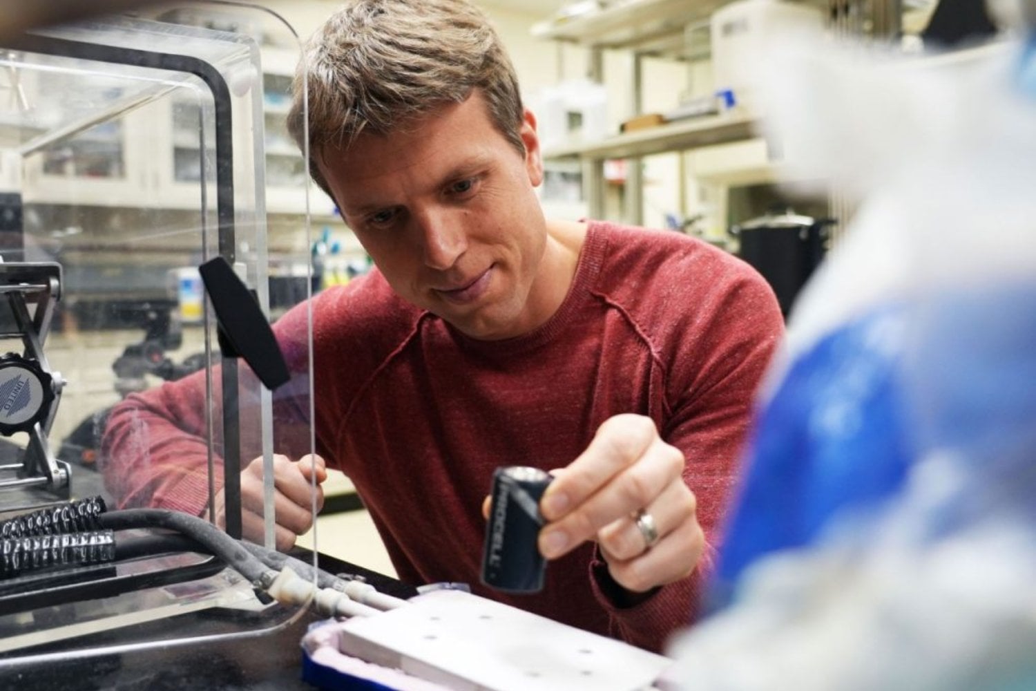 El hielo no es tan inerte como parece. Y un equipo descubrió cómo usar su estructura para que se desprenda solo con electricidad