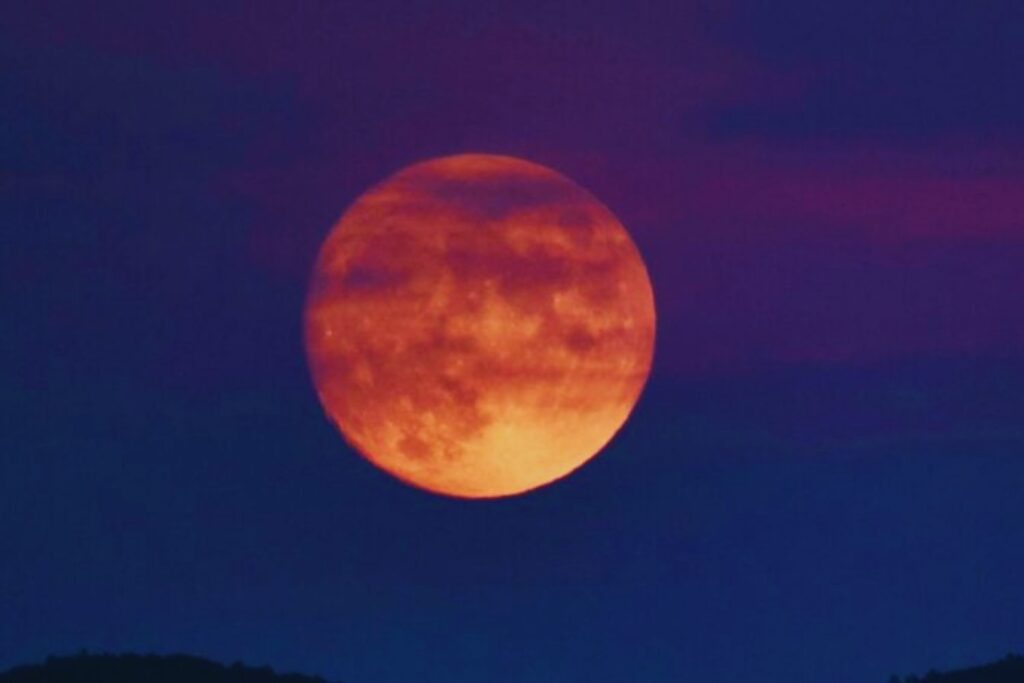 La superluna más grande del año llega acompañada de fuego estelar. Cómo ver el brillo del Castor y la lluvia de meteoros que cruzará el cielo