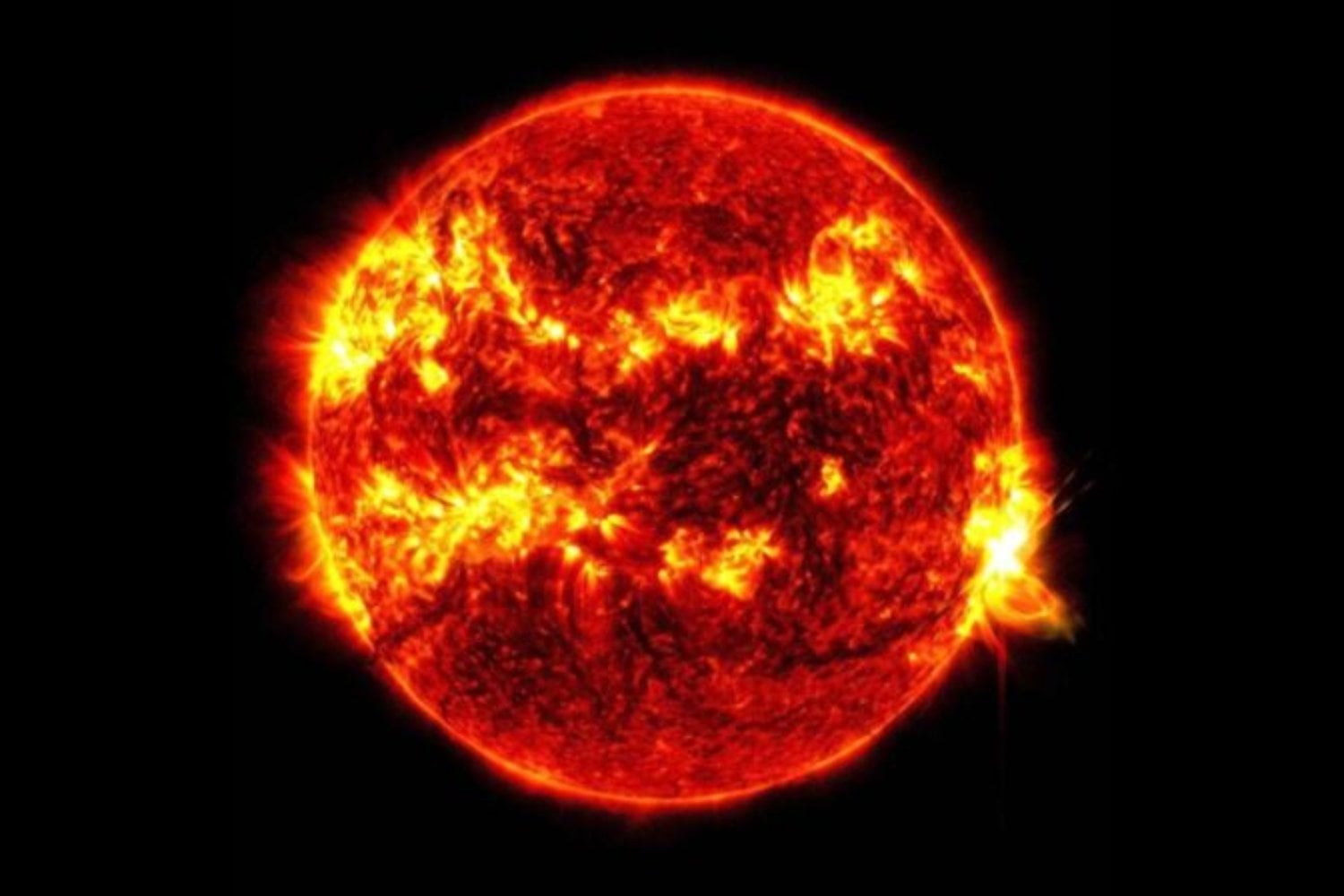 Una fuerte tormenta solar se dirige a la Tierra. Podría provocar cortes en las comunicaciones y alterar los sistemas de navegación en las próximas horas