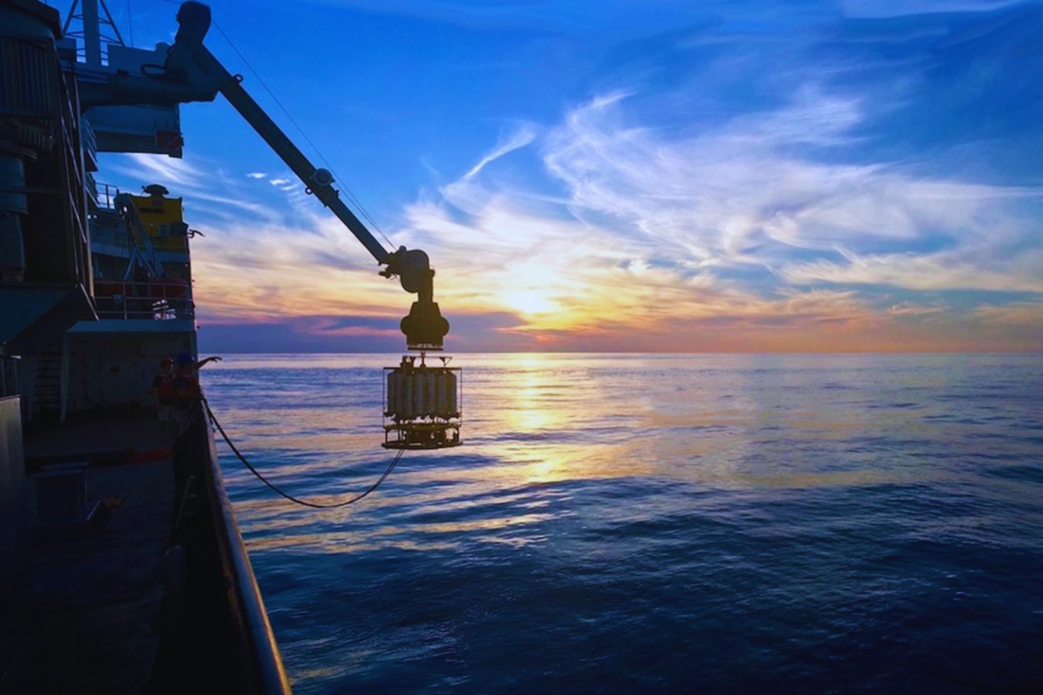 Lo que antes destruía los océanos ahora puede salvarlos. Un reactor chino convierte el CO₂ del agua marina en materiales biodegradables