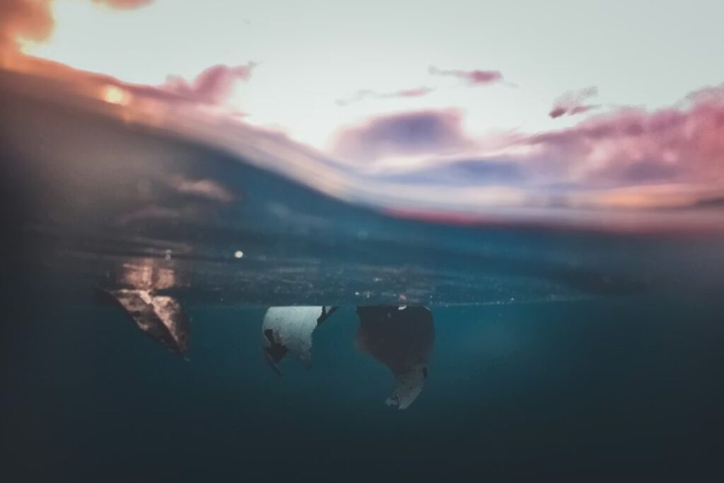 Lo que flota no siempre se queda arriba. Un estudio muestra que los plásticos pueden tardar más de 100 años en descender por las capas del océano y liberar microfragmentos sin descanso