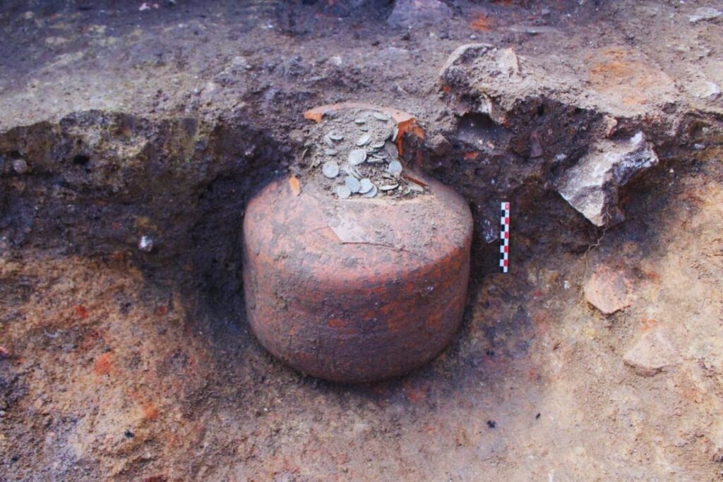 Enterrados bajo un jardín moderno, aparecen tres depósitos de monedas romanas que no son lo que parecen. Y su historia cambia lo que sabíamos de una ciudad gala perdida