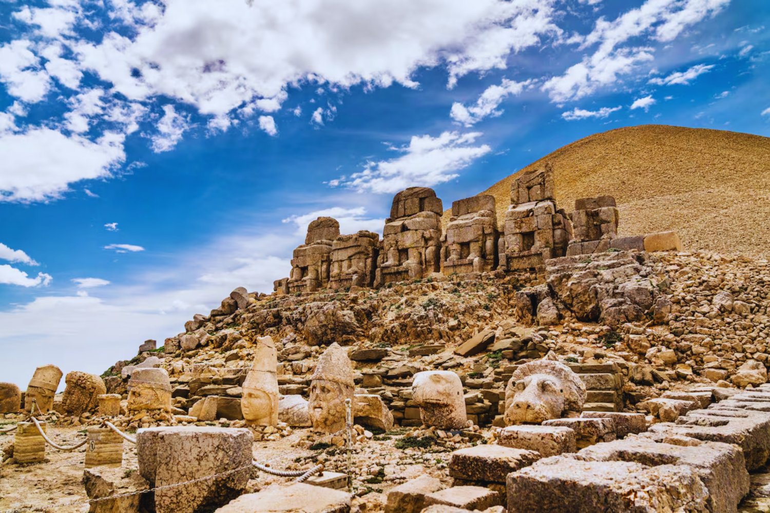 Un rey quiso sentarse entre dioses. Y dejó en el Monte Nemrut un monumento colosal cuya cámara funeraria nadie ha logrado encontrar en 140 años de búsqueda