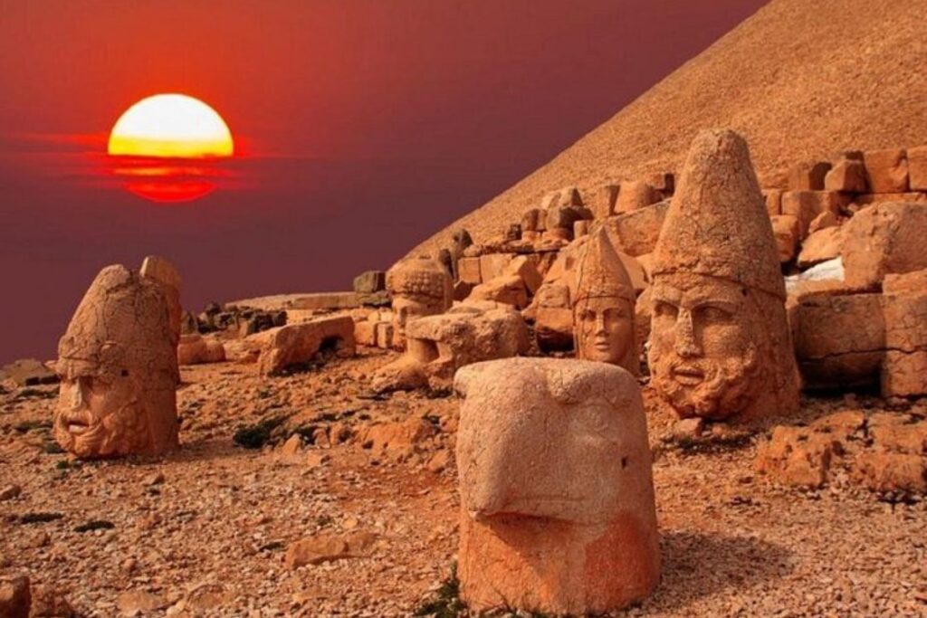 Un rey quiso sentarse entre dioses. Y dejó en el Monte Nemrut un monumento colosal cuya cámara funeraria nadie ha logrado encontrar en 140 años de búsqueda