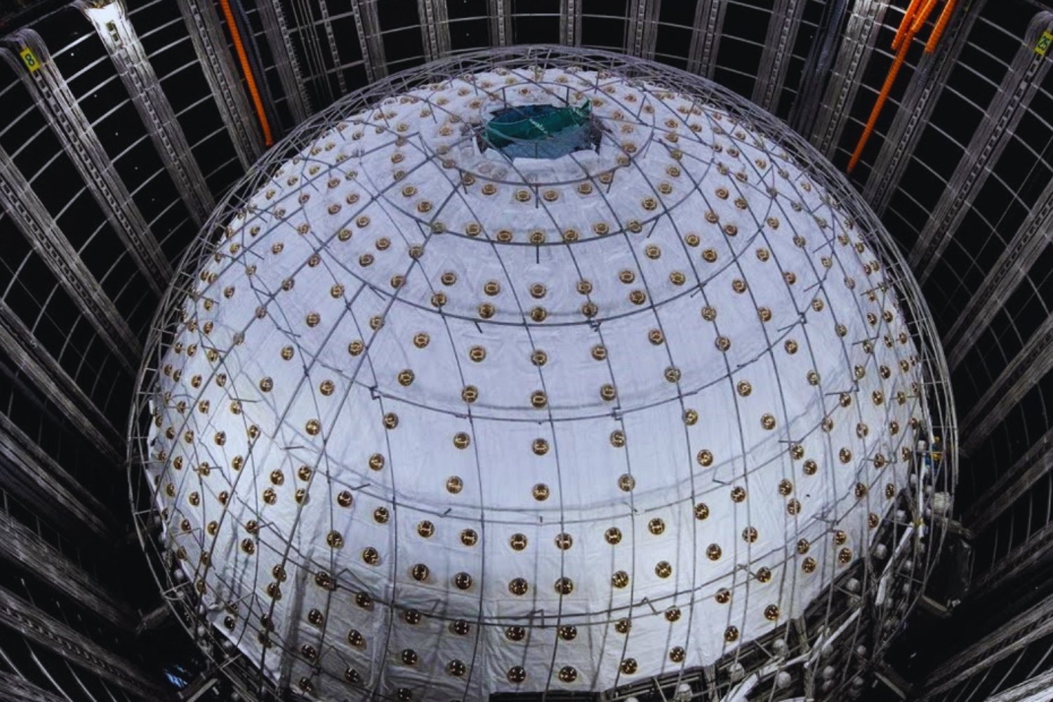 Bajo una montaña en China, un detector colosal ha vuelto a mirar los neutrinos. Y la discrepancia entre los que llegan del Sol y los de los reactores es ahora imposible de ignorar