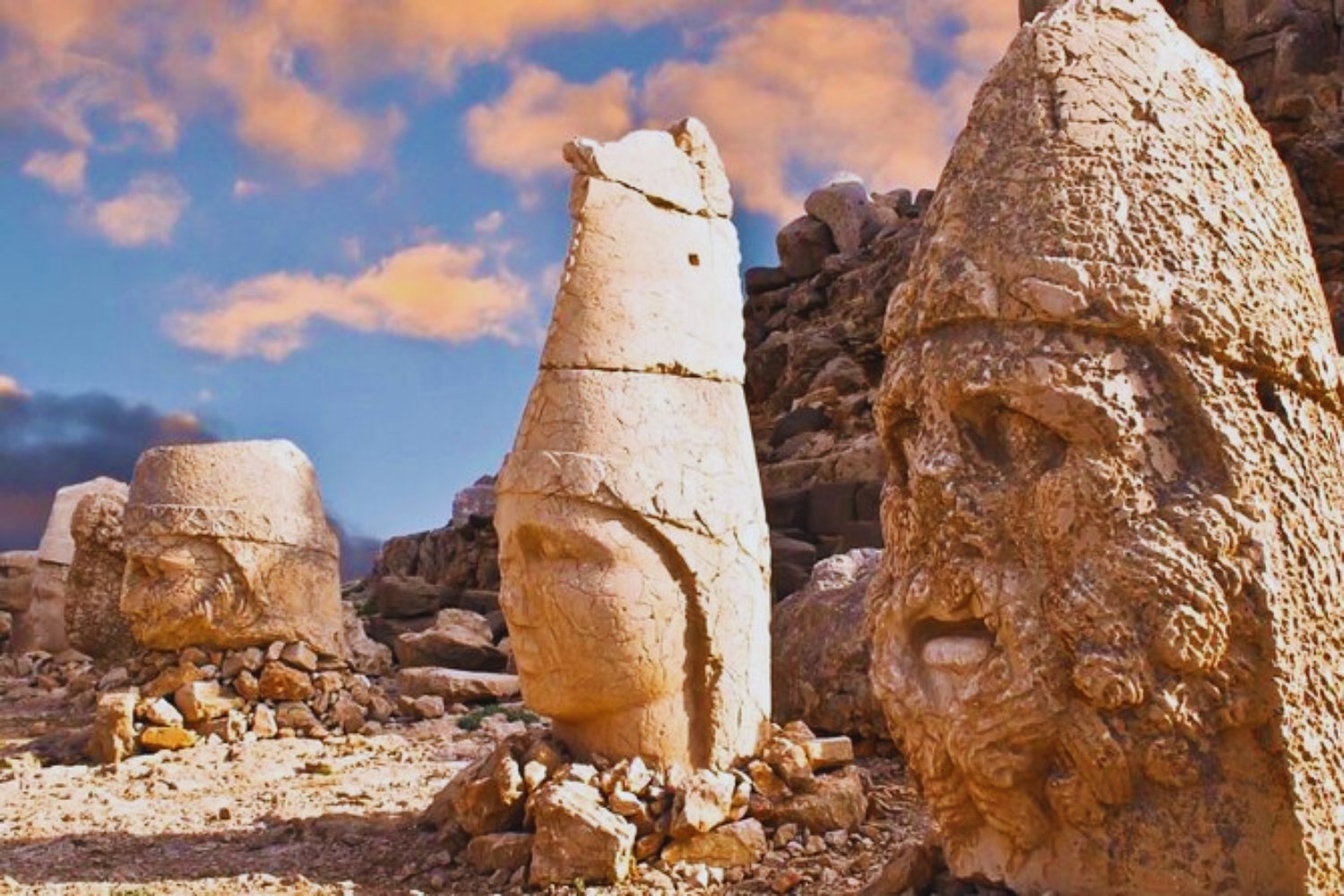 Un rey quiso sentarse entre dioses. Y dejó en el Monte Nemrut un monumento colosal cuya cámara funeraria nadie ha logrado encontrar en 140 años de búsqueda