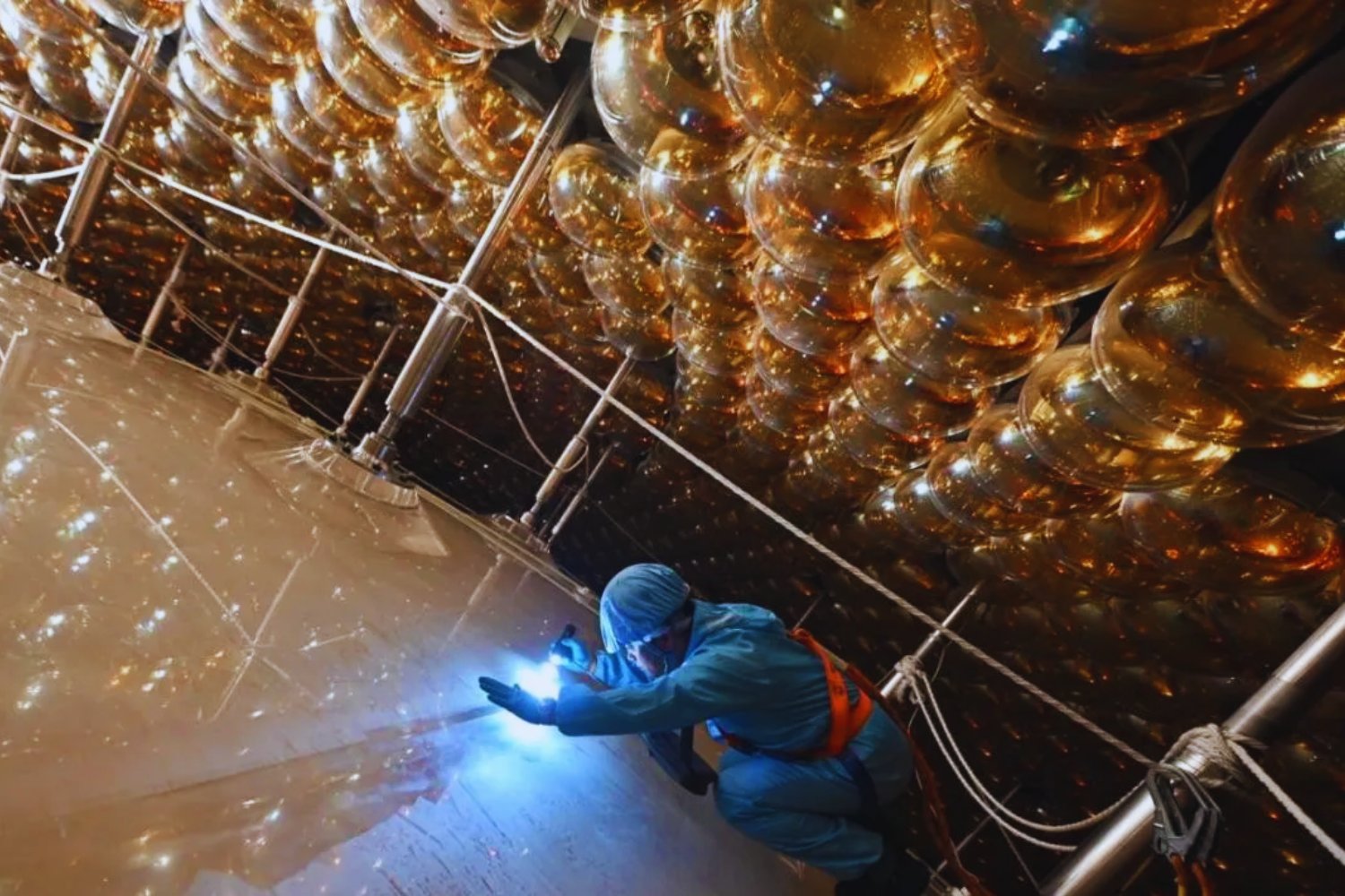 Bajo una montaña en China, un detector colosal ha vuelto a mirar los neutrinos. Y la discrepancia entre los que llegan del Sol y los de los reactores es ahora imposible de ignorar