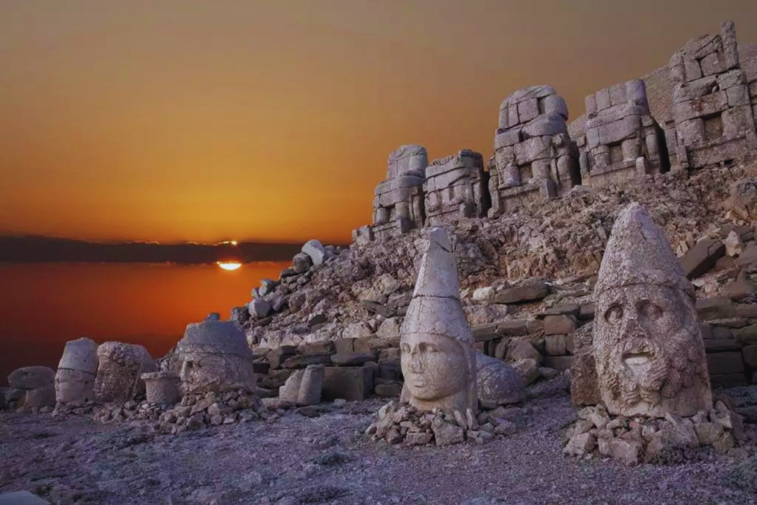 Un rey quiso sentarse entre dioses. Y dejó en el Monte Nemrut un monumento colosal cuya cámara funeraria nadie ha logrado encontrar en 140 años de búsqueda