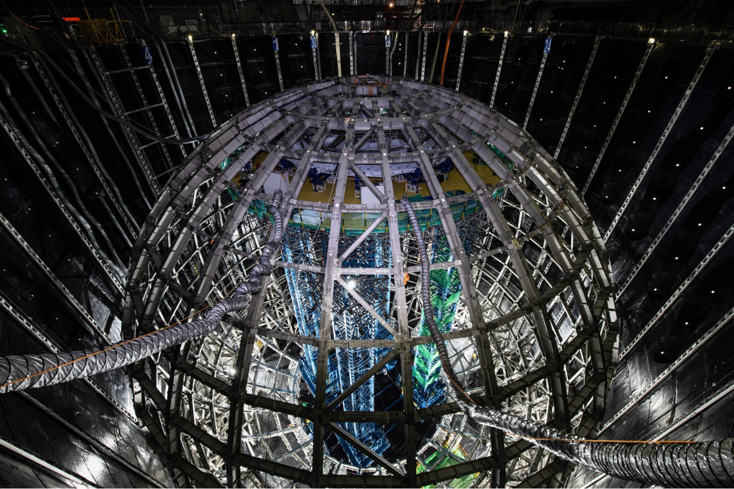 Bajo una montaña en China, un detector colosal ha vuelto a mirar los neutrinos. Y la discrepancia entre los que llegan del Sol y los de los reactores es ahora imposible de ignorar