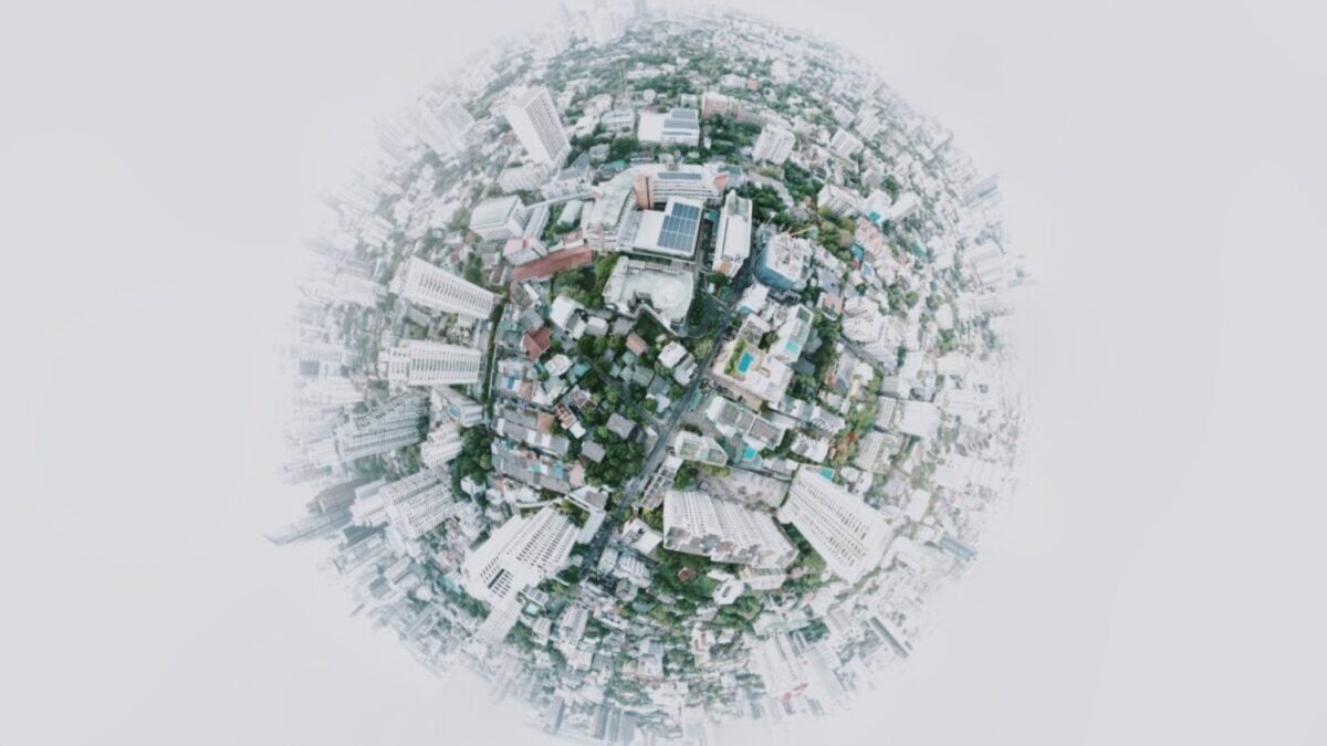 Estamos viviendo una Babel al revés. Mientras miles de lenguas desaparecen en silencio, un idioma global empieza a imponerse en todo el planeta y cambia la forma en que pensamos, escribimos y nos comunicamos