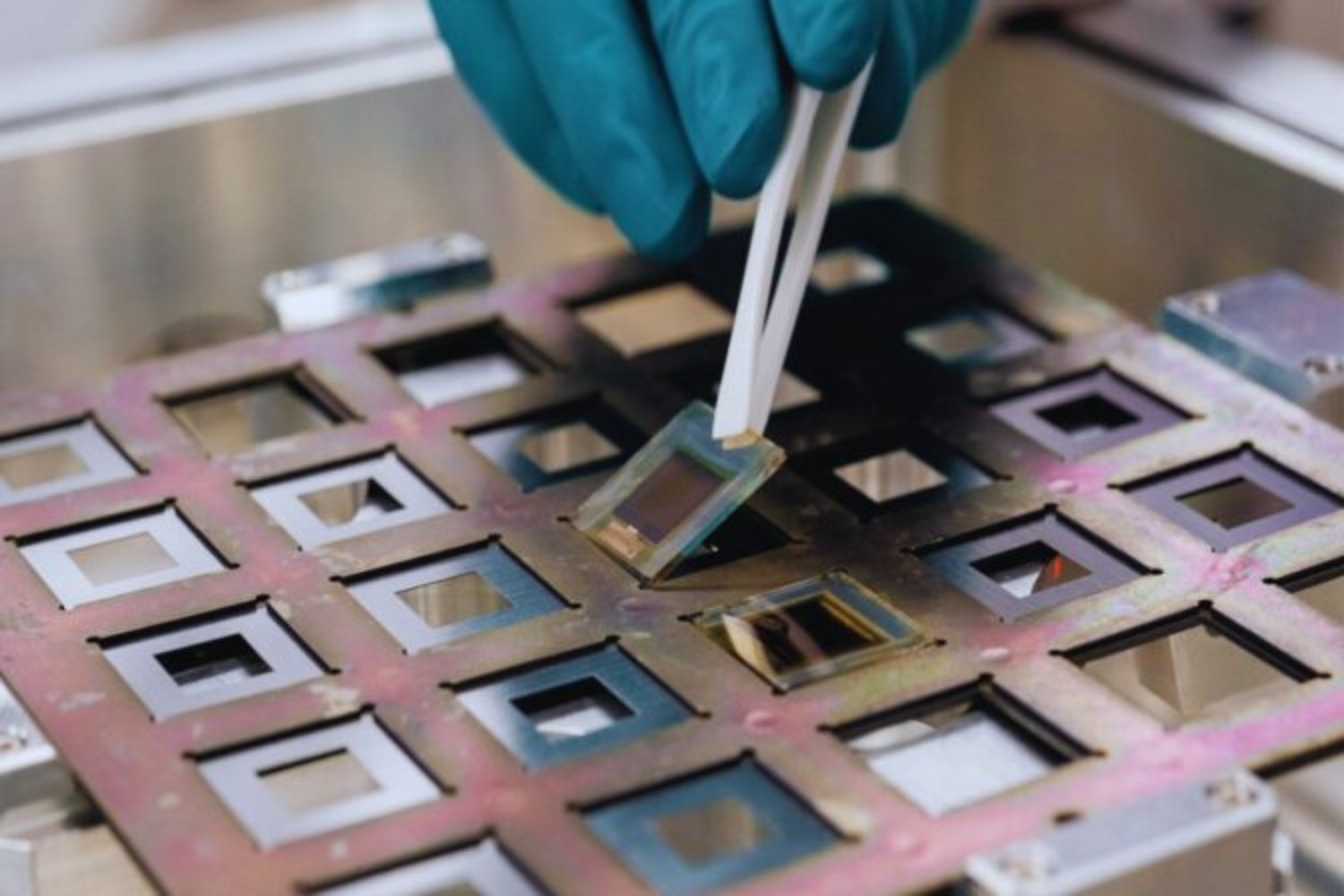 La fotovoltaica entra en su década decisiva. Hong Kong prepara células solares tándem del 40 % que podrían transformar la energía global si superan sus obstáculos ambientales