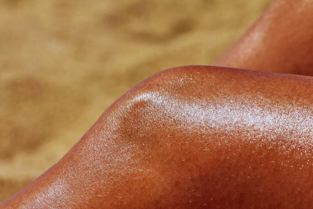 La ciencia acaba de encontrar un mecanismo inesperado: las quemaduras solares controladas exponen una vía molecular que el cuerpo usa para impedir que el melanoma eche raíces