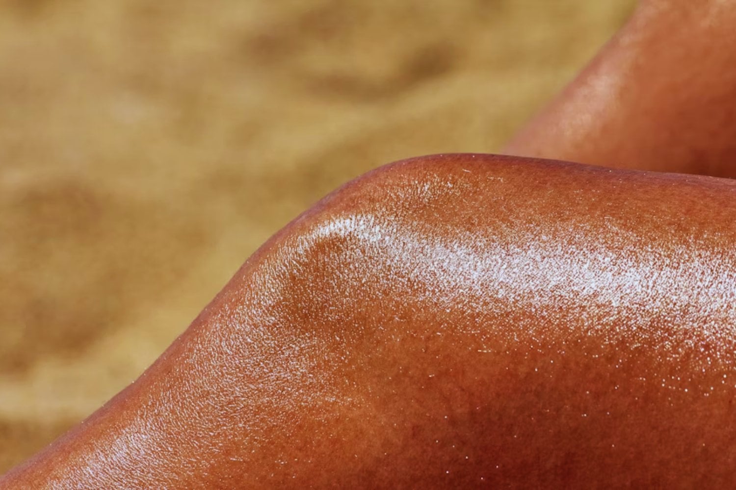 La ciencia acaba de encontrar un mecanismo inesperado: las quemaduras solares controladas exponen una vía molecular que el cuerpo usa para impedir que el melanoma eche raíces