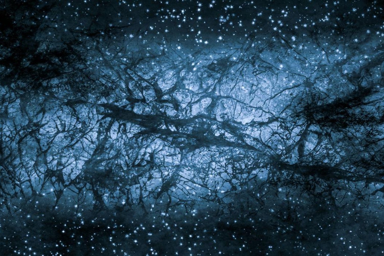 Una hipótesis alternativa desafía el modelo ΛCDM eliminando sus componentes más enigmáticos. Si la gravedad evoluciona con el tiempo, la materia oscura y la energía oscura dejarían de ser necesarias para explicar la estructura del universo