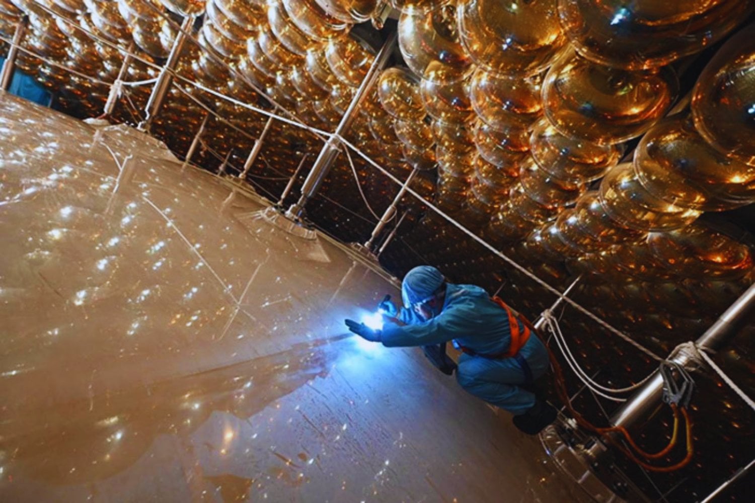 Los neutrinos podrían reescribir la física moderna. Las partículas invisibles que atraviesan tu cuerpo millones de veces por segundo sin que lo notes