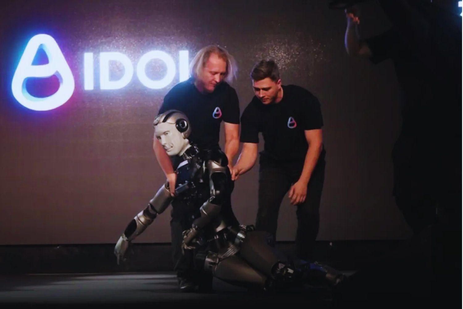 Rusia presentó a Aldol como la prueba de que su industria tecnológica sigue viva pese a las sanciones. Su debut terminó con una caída espectacular. Y con una pregunta inevitable: ¿está el país realmente preparado para entrar en la guerra de los humanoides?