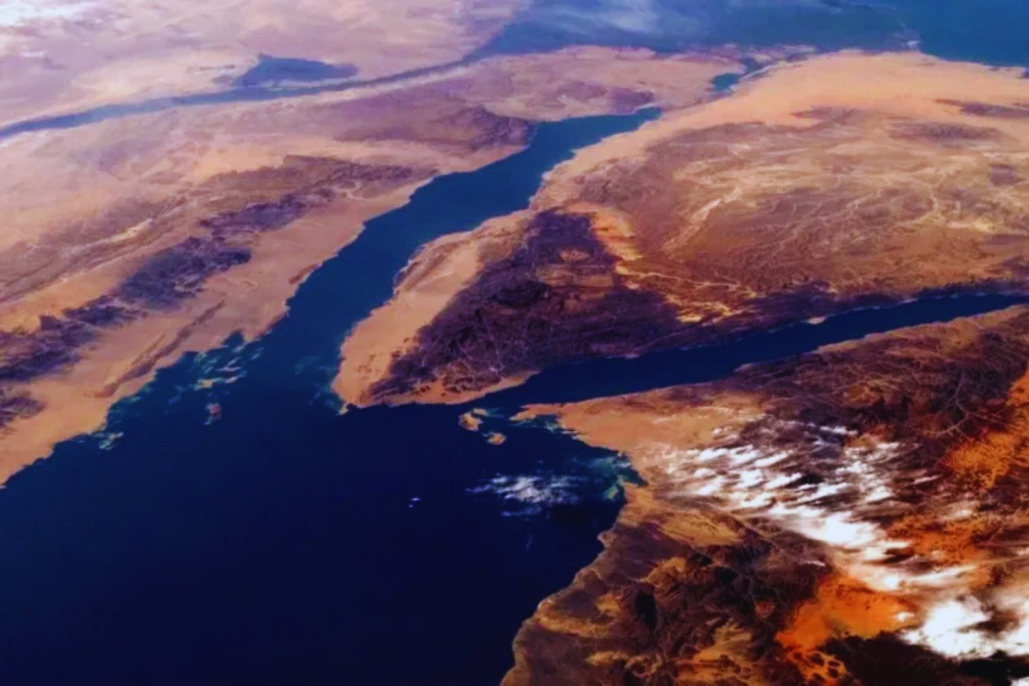 El Golfo de Suez no está dormido. África y Asia siguen separándose y la fractura avanza medio milímetro al año, un ritmo diminuto que altera la historia tectónica de la región