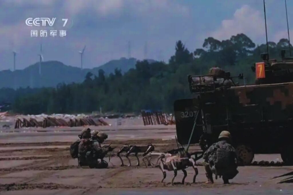 Perros robóticos, enjambres de drones y soldados detrás de las máquinas. Así ensaya China la guerra del futuro para una posible invasión de Taiwán