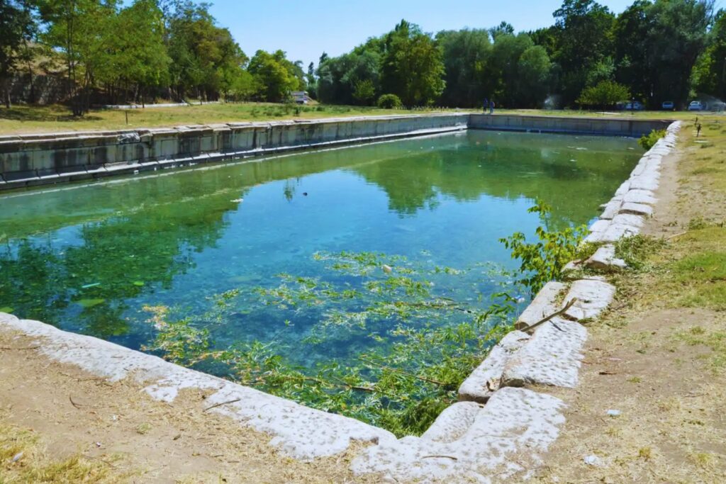 Una piscina de mármol escondía un secreto milenario. Los arqueólogos han descubierto que era un santuario de Asclepio donde los romanos venían a sanar