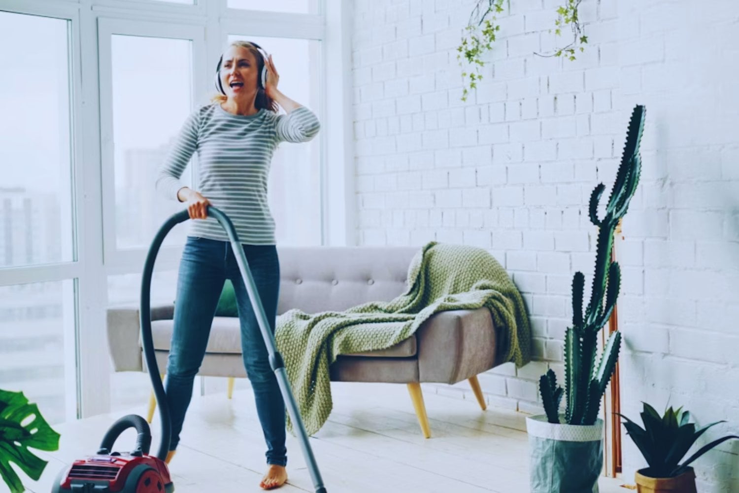 El miedo a recibir visitas no es una manía moderna. Es una reacción psicológica heredada que explica por qué el 40% evita invitar gente. Y tiene todo que ver con cómo el hogar se convirtió en una extensión del yo