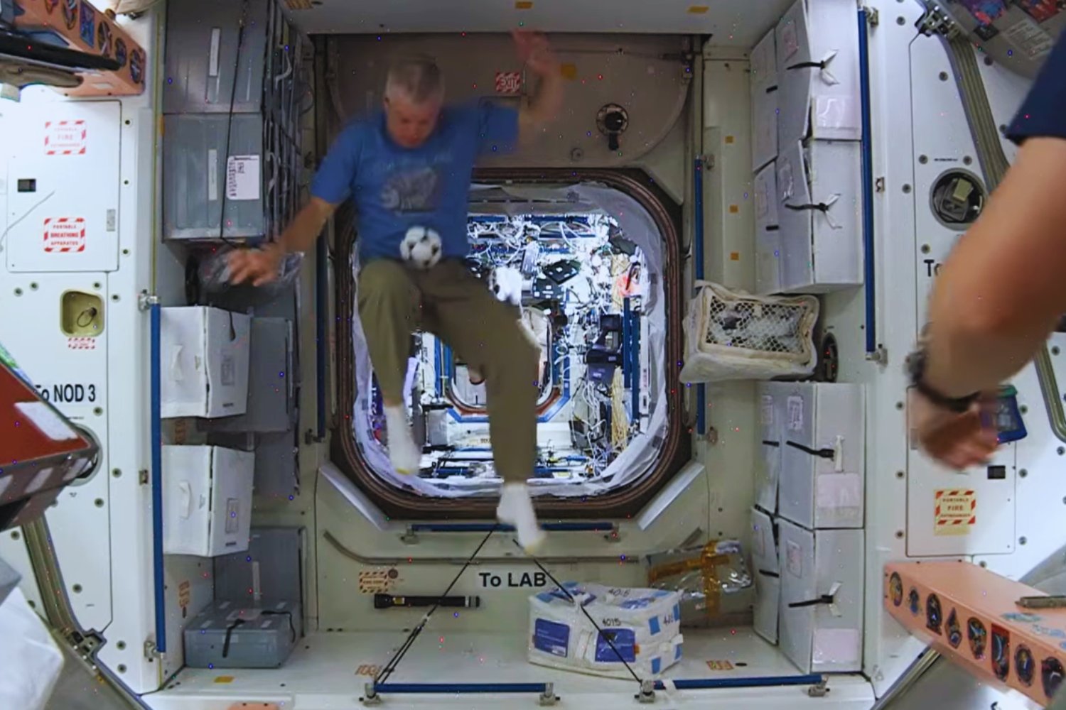 Veinticinco años en órbita y un balón flotando: la Estación Espacial Internacional celebra su aniversario demostrando que el deporte también salva vidas en el espacio