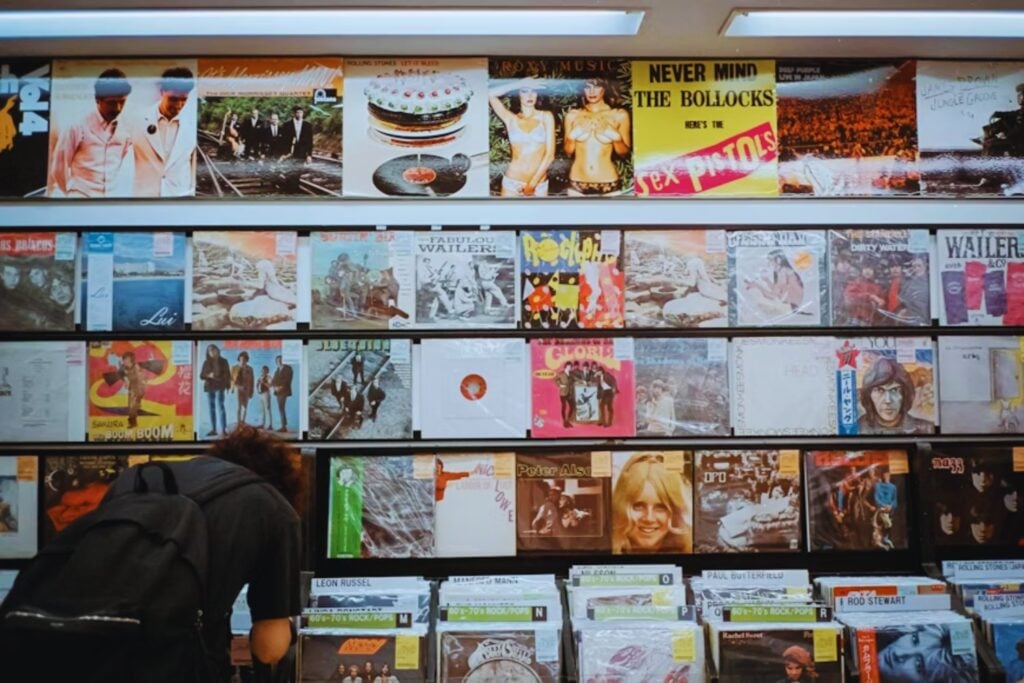 La Generación Z está haciendo algo inesperado: busca en los años 90 una forma de vivir mejor. Y la ciencia dice que no es un capricho, sino una estrategia psicológica