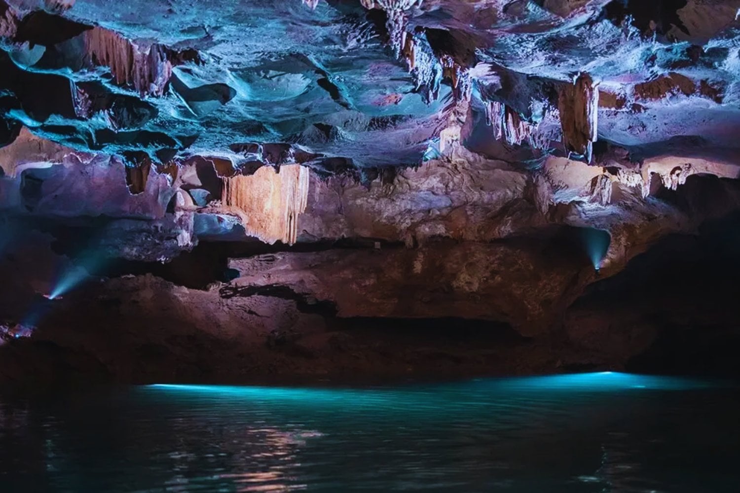 Un hallazgo clave en la cavidad que guarda el mayor río subterráneo de Europa: nuevas galerías elevan su extensión a más de 3.000 metros y revelan formaciones nunca documentadas.