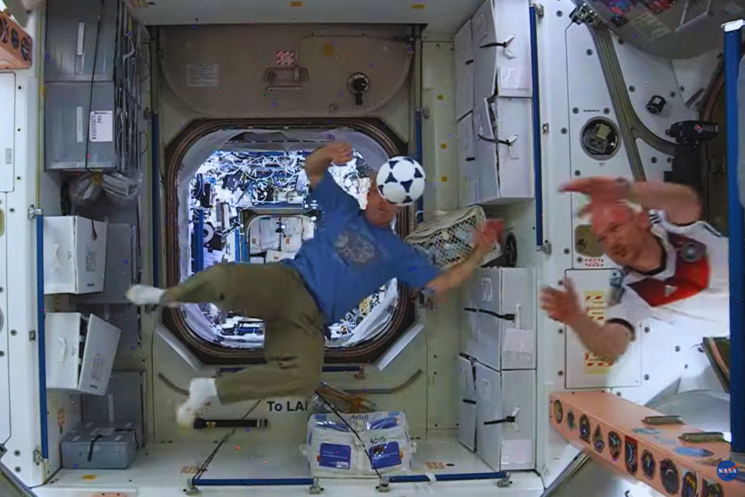 Veinticinco años en órbita y un balón flotando: la Estación Espacial Internacional celebra su aniversario demostrando que el deporte también salva vidas en el espacio