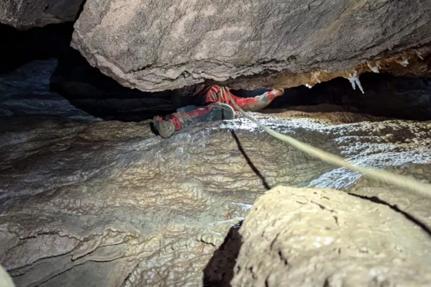 Un hallazgo clave en la cavidad que guarda el mayor río subterráneo de Europa: nuevas galerías elevan su extensión a más de 3.000 metros y revelan formaciones nunca documentadas.