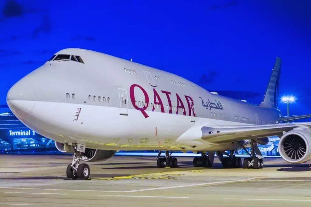 El jet privado del emir de Catar no solo aterrizó en Cerdeña: transformó el aeropuerto. Un 747-8 valorado en 370 millones se convirtió en la llave para que Olbia Costa Smeralda ascendiera al club de los aeropuertos intercontinentales