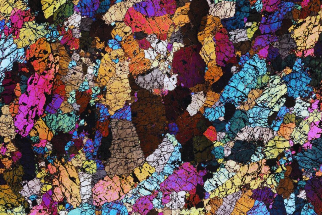 No era un misterio volcánico: eran pedazos de continentes viajando bajo el océano. Un estudio muestra cómo la ruptura continental deja un rastro profundo capaz de cruzar el planeta