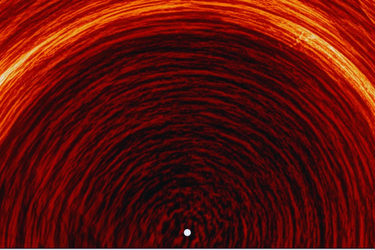 Un descubrimiento en el polo sur del Sol sorprende a los astrónomos. La “cinta magnética” solar funciona a velocidades que contradicen décadas de teoría.
