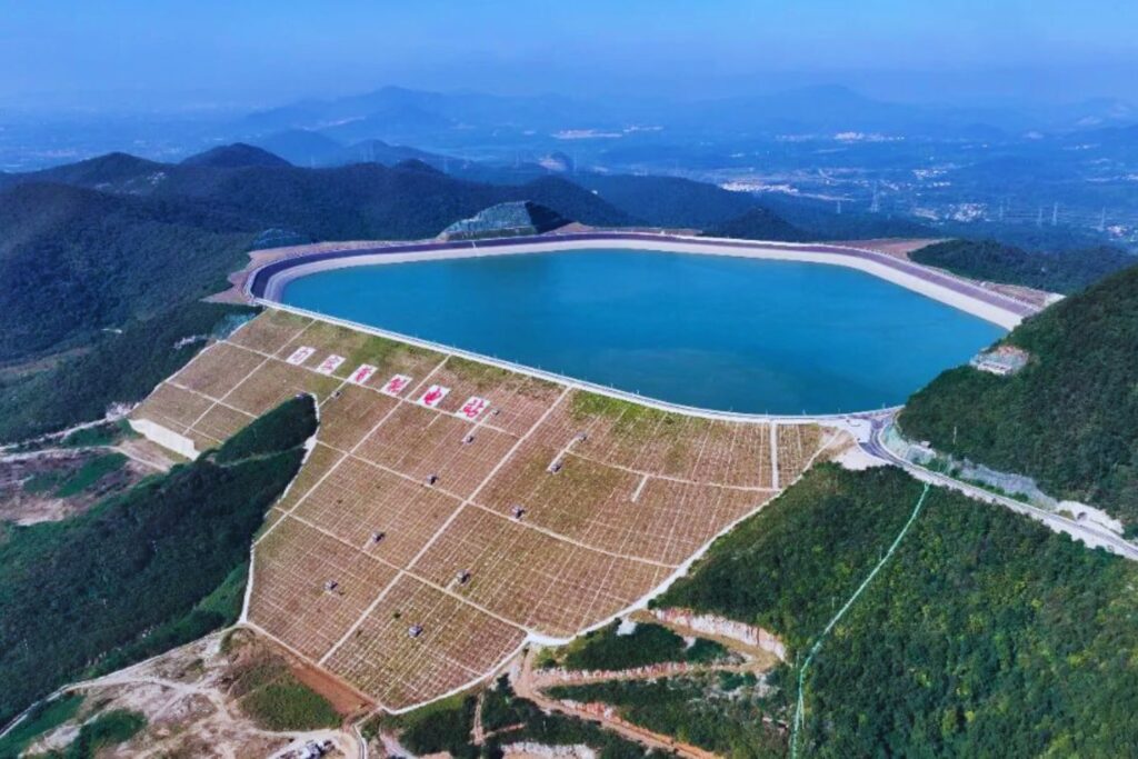 China inaugura la batería más grande del planeta: una central de bombeo con una presa de 182 metros que usa solo agua y gravedad