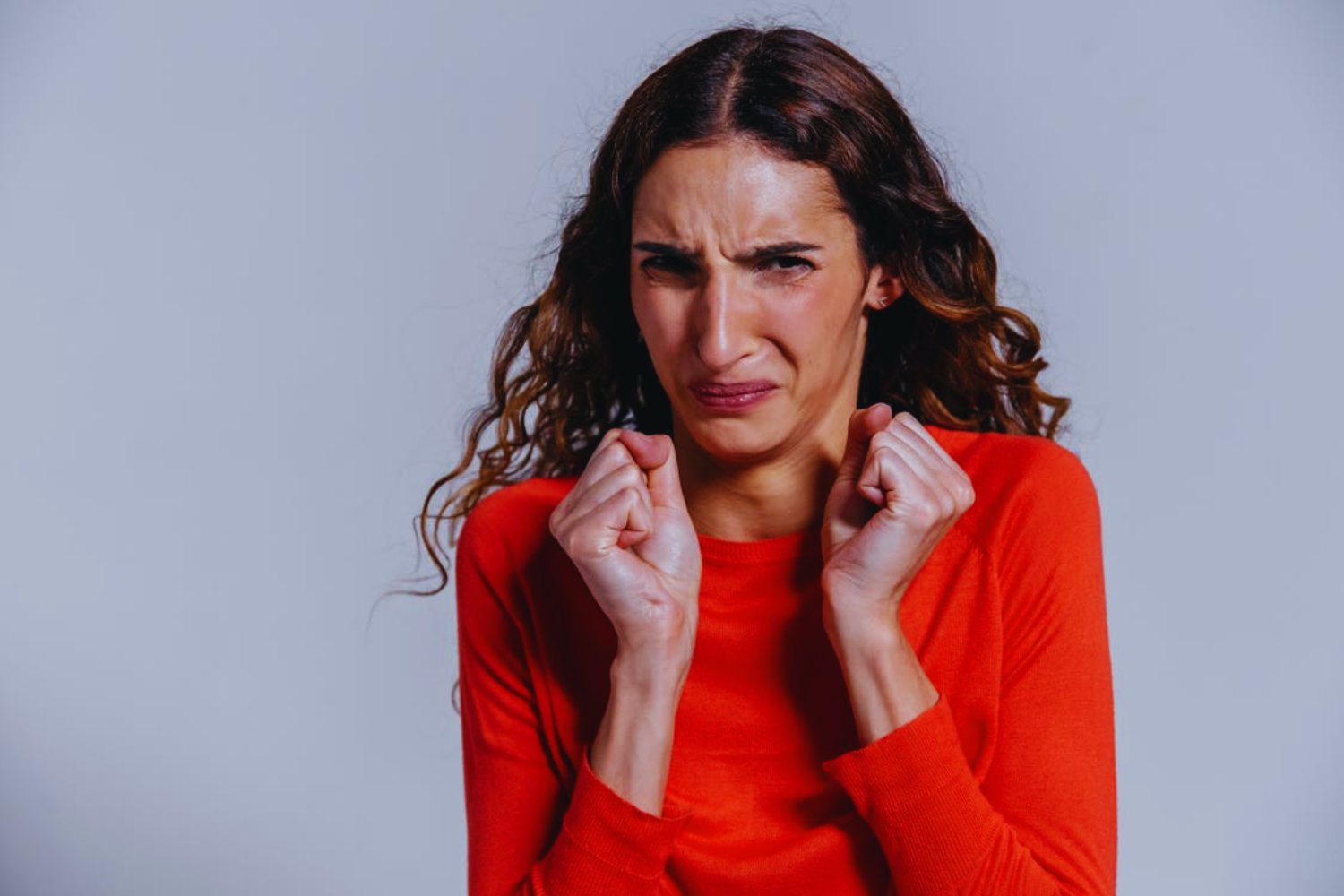 Un nuevo análisis psicológico revela un detalle clave. Ciertas frases repetidas en voz baja o en el diálogo interno anticipan inestabilidad emocional.