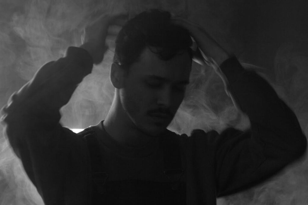 Un nuevo análisis psicológico revela un detalle clave. Ciertas frases repetidas en voz baja o en el diálogo interno anticipan inestabilidad emocional.