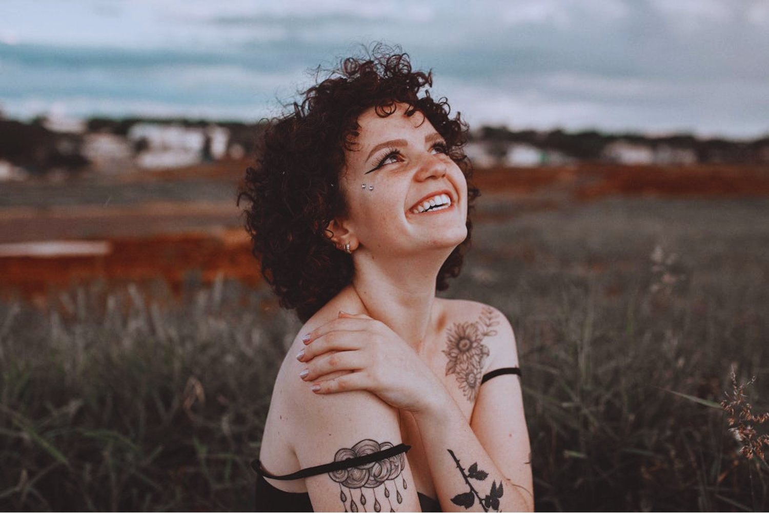 Si quieres vivir una vida más feliz a los 46 años, di adiós a estos 6 hábitos. La ciencia confirma que la felicidad no está en hacer más, sino en dejar ir lo que ya no sirve.
