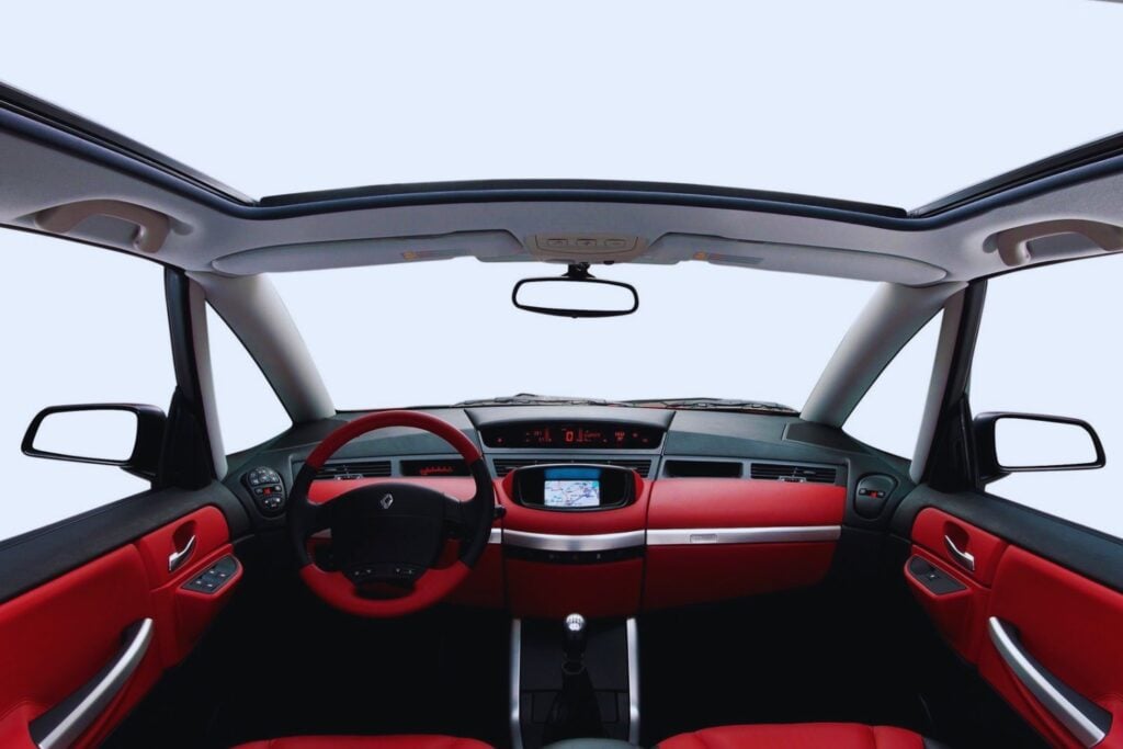 Renault creó en 2001 un coche imposible que se estrelló contra su propio tiempo. Hoy el Avantime cumple 25 años y una ley norteamericana podría convertirlo en objeto de culto