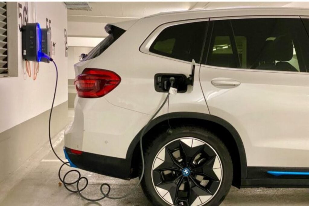 China ha encontrado una forma inédita de reforzar su red eléctrica. Conectar millones de coches a la red para vender energía y crear un “electroestado” autosuficiente.
